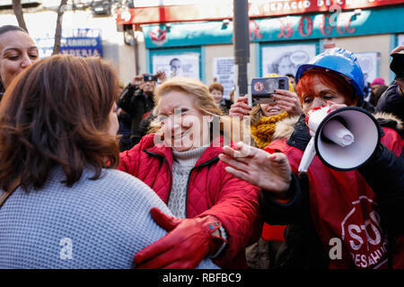 Madrid, Spain. 10th January, 2019. The neighbors celebrating with ROSA stop the eviction. More than 50 activists concentrated on the door of the building of number 11 Argumosa Street have prevented without incident that the police evicted the woman and her family. It's postponed for another month on Jan 10, 2019 in Madrid, Spain Credit: Jesús Hellin/Alamy Live News Stock Photo