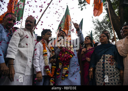 Mumbai, India. 10th Jan, 2019. Members of the Bharatiya Janata Party celebrate the establishment of quota for poor upper-caste people in government jobs ahead of national elections, in Mumbai, India, Jan. 10, 2019. Credit: Stringer/Xinhua/Alamy Live News Stock Photo