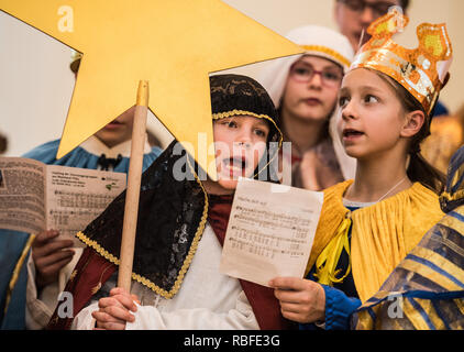 10 January 2019, Rhineland-Palatinate, Mainz: Two star singers sing at the reception of the star singers in the State Chancellery. The Prime Minister of Rhineland-Palatinate received the star singers from the dioceses of Mainz, Limburg, Speyer and Trier as well as from the parishes of St. Peter and St. Emmeran in the State Chancellery. Photo: Andreas Arnold/dpa Stock Photo