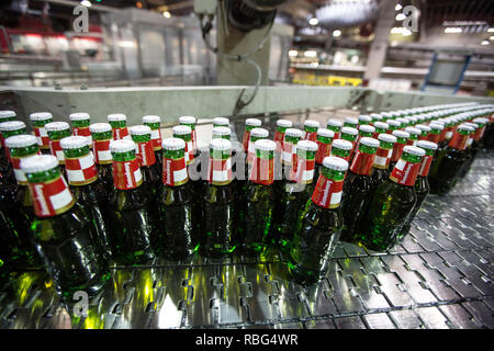 Obernai (north-eastern France): Kronenbourg Brasserie,Obernai (north-eastern France). 2015/05/27. Bottling line with glass bottles within the 'K2' sit Stock Photo