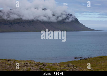 Fjord, Fáskrúðsfjörður, Faskrudsfjördur, im Osten von Island Stock Photo