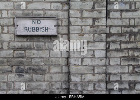 No Rubbish sign on grey brick wall in West London Stock Photo