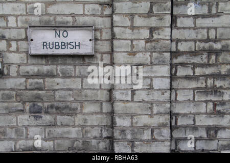 No Rubbish sign on grey brick wall in West London Stock Photo