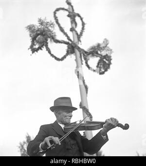Musician at midsummer. An elderly man is playing the violin at an open air midsummer fiest. Sweden  Photo Kristoffersson Ref 219-2. Sweden 1940s Stock Photo