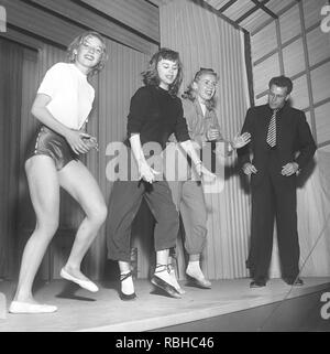 Dancing in the 1950s. Three women at the theatre with a dance choreographer is learning the dance steps. Photo Kristoffersson Ref BE20-6. Sweden 1950s Stock Photo