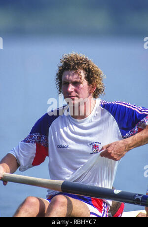 Barcelona, SPAIN. Gold Medalist, GBR M2+, Bow Jonny SEARLElifts his training top, 1992 Olympic Rowing Regatta Lake Banyoles, Catalonia [Mandatory Credit Peter Spurrier/ Intersport Images] Last time Men's coxed pair raced at the Olympics, Stock Photo