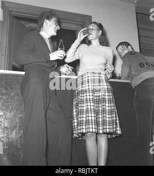 Jitterbug dance. A dance popularized in the United states and spread by American soldiers and sailors around the world during the Second world war. Pictured here a young couple refreshing themselves with a soda after having danced the Jitterbug dance 1944.  Photo: Kristoffersson ref L2-1 Stock Photo