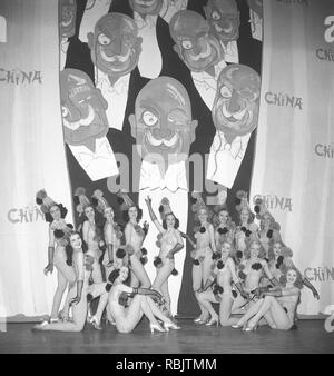 Ballet girls in on stage in the 1940s. The young women are all dressed in their costumes and poses on stage in front of the back wall where largeportraits of elderly men are painted. Sweden 1946 Photo Kristoffersson T70-1 Stock Photo