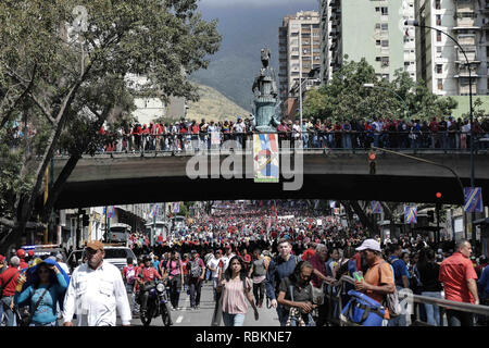 Caracas, Miranda, Venezuela. 10th Jan, 2019. Followers of Nicolas Maduro seen on one of the avenues in downtown Caracas to show their support.Venezuelan President Nicolas Maduro started a second term, defying critics in the United States and Latin America who called him an illegitimate usurper of a nation where economic chaos has wrought a humanitarian crisis. The National Assembly calls the Maduro government a ''dictatorship and usurpation of power.'' Currently Venezuela is experiencing its worst economic crisis with an inflation rate of over 1,000,000% (Credit Image: © Roman Camacho/SOP Stock Photo