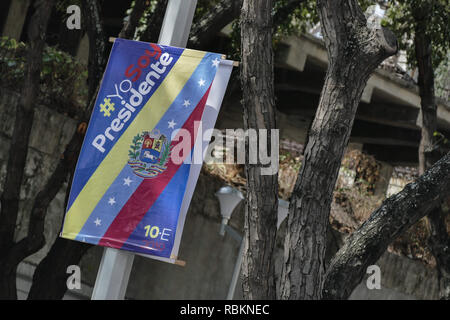 Caracas, Miranda, Venezuela. 10th Jan, 2019. Government banners seen in the city saying, I Am President.Venezuelan President Nicolas Maduro started a second term, defying critics in the United States and Latin America who called him an illegitimate usurper of a nation where economic chaos has wrought a humanitarian crisis. The National Assembly calls the Maduro government a ''dictatorship and usurpation of power.'' Currently Venezuela is experiencing its worst economic crisis with an inflation rate of over 1,000,000% Credit: Roman Camacho/SOPA Images/ZUMA Wire/Alamy Live News Stock Photo