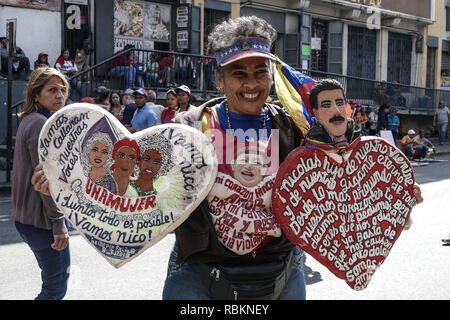 Caracas, Miranda, Venezuela. 10th Jan, 2019. A woman seen holding love placards in the city center.Venezuelan President Nicolas Maduro started a second term, defying critics in the United States and Latin America who called him an illegitimate usurper of a nation where economic chaos has wrought a humanitarian crisis. The National Assembly calls the Maduro government a ''dictatorship and usurpation of power.'' Currently Venezuela is experiencing its worst economic crisis with an inflation rate of over 1,000,000% Credit: Roman Camacho/SOPA Images/ZUMA Wire/Alamy Live News Stock Photo