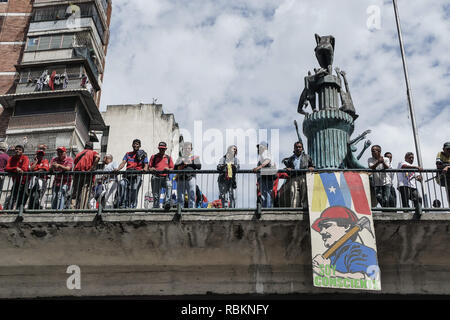 Caracas, Miranda, Venezuela. 10th Jan, 2019. Followers of Nicolas Maduro seen on one of the avenues in downtown Caracas to show their support.Venezuelan President Nicolas Maduro started a second term, defying critics in the United States and Latin America who called him an illegitimate usurper of a nation where economic chaos has wrought a humanitarian crisis. The National Assembly calls the Maduro government a ''dictatorship and usurpation of power.'' Currently Venezuela is experiencing its worst economic crisis with an inflation rate of over 1,000,000% (Credit Image: © Roman Camacho/SOP Stock Photo