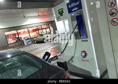 Munich, Deutschland. 08th Jan, 2019. Adblue refueling. Adblue gas station for cars, tank system with fuel nozzle, a diesel car, car is refueled with Adblue, urea solution. AdBlue plays a decisive role in the reduction of nitrogen oxides in the exhaust gas of diesel engines through so-called SCR catalysts Credit: dpa/Alamy Live News Stock Photo