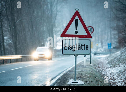 Oberreifenberg, Germany. 11th Jan, 2019. A sign warns drivers of icy roads in the morning at the entrance to the village on the edge of the Großer Feldberg. Credit: Frank Rumpenhorst/dpa/Alamy Live News Stock Photo