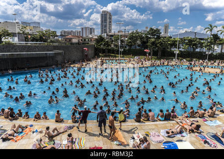 Sao Paulo, Brazil. 11th Jan 2019. Bathers enjoy sunny and hot day on Sesc Belenzinho, in Sao Paulo, Brazil, on January 11, 2019. Credit: Cris Faga/ZUMA Wire/Alamy Live News Stock Photo