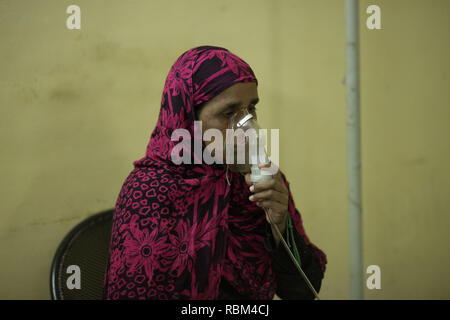 India. 10th Mar, 2017. A patient seen at Sambhavna Clinic using an oxygen mask to aid her breathing.Sambhavna Clinic Cares for victims of the Bhopal Gas Disaster.The Bhopal Gas Disaster was a gas leak incident on the night of 2-3 December 1984 at the Union Carbide plant in Bhopal. Over 500,000 people were exposed to the toxic methyl isocyanate (MIC) gas as they slept. The final death toll is estimated to be between 15,000 and 20,000. Credit: Ryan Ashcroft/SOPA Images/ZUMA Wire/Alamy Live News Stock Photo