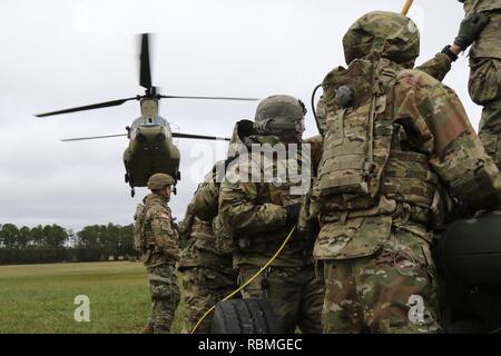 Soldiers from 1st Battalion, 118th Field Artillery regiment 48th Infantry Brigade Combat Team, 3rd Infantry Division conducts sling load operations with, Nov. 15 at Fort Stewart, Ga. Stock Photo