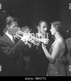 Dancing in the 1940s. A trumpet player in the foreground is playing while a couple is dancing and only have eyes for each other. Sweden 1949  Photo Kristoffersson ref AT29-1 Stock Photo