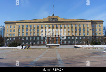 February 7, 2018 Orel, Russia Monument to Vladimir Lenin and the building of the Regional administration in Orel. Stock Photo