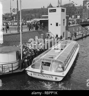 1 mei grote drukte van toeristen in Amsterdam bij rondvaarthaven, Bestanddeelnr 916-3787. Stock Photo
