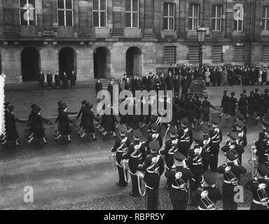 10 jaar Marvo defilé te Amsterdam voor koningin Juliana, Bestanddeelnr 906-8006. Stock Photo