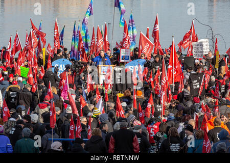 Windsor, Ontario, Canada - 11 January 2019 - Canadian auto workers, members of the Unifor labor union, rallied across the Detroit River from the General Motors headquarters in Detroit to protest GM's plan to close the Oshawa, Ontario assembly plant, throwing thousands out of work. Credit: Jim West/Alamy Live News Stock Photo