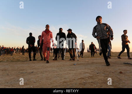 Gaza, Palestinian Territories. 11th Jan, 2019. Palestinian protesters during clashes with Israeli forces following a demonstration along the border with Israel, east of Rafah, in the southern Gaza Strip, on January 11, 2019. Credit: Abed Rahim Khatib/Awakening/Alamy Live News Stock Photo