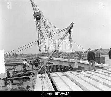 Aanbouw nieuwe brug Klaprozenweg Noord Amsterdam , plaatsing beton overspanning, Bestanddeelnr 906-6018. Stock Photo