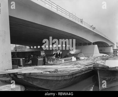 Aanbouw nieuwe brug Klaprozenweg Noord Amsterdam , plaatsing beton overspanning, Bestanddeelnr 906-6026. Stock Photo