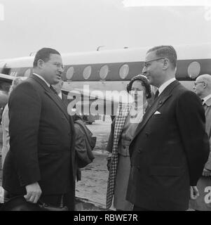 Aankomst Lord Mayor van London op Schiphol Lord Mayor , mevrouw Van Hall en bur, Bestanddeelnr 912-3934. Stock Photo