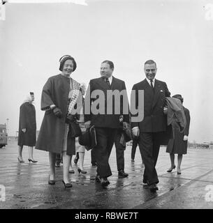 Aankomst Lord Mayor van London op Schiphol Mevrouw Van Hall , Lord Mayor en bur, Bestanddeelnr 912-3935. Stock Photo