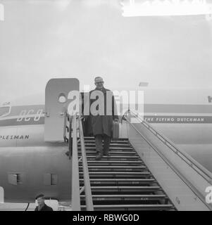 Aankomst op Schiphol van minister van Suriname en de Nederlandse Antillen, Bestanddeelnr 912-0319. Stock Photo