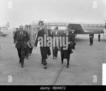 Aankomst van Minister Luns uit Londen op Schiphol, Bestanddeelnr 912-2252. Stock Photo