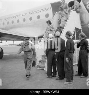 Aankomst van passagiers op het vliegveld van Caïro, Bestanddeelnr 255-6960. Stock Photo