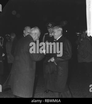 Aankomst vice president van India Radhakrishnan op Schiphol. Professor de Quay b, Bestanddeelnr 913-0597. Stock Photo