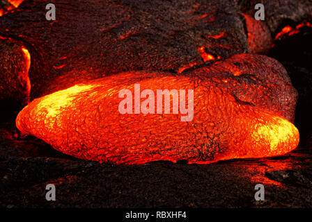 Scenic view of a part of a lava flow in the dark, the hot lava shows up in yellow and red shades - Location: Hawaii, Big Island, volcano 'Kilauea' Stock Photo
