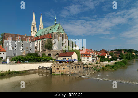 Blick von der polnischen Seite, Zgorzelec, über die Neiße auf die Peterskirche, spätgotische Hallenkirche, neue Altstadtbrücke von 2003/04, Görlitz, S Stock Photo