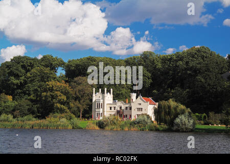 Das Kleine Schloss, Tiefer See, Havel, Babelsberg, Potsdam, Brandenburg, Deutschland, Europa | Small Palace at the River Havel, Babelsberg, Potsdam, B Stock Photo
