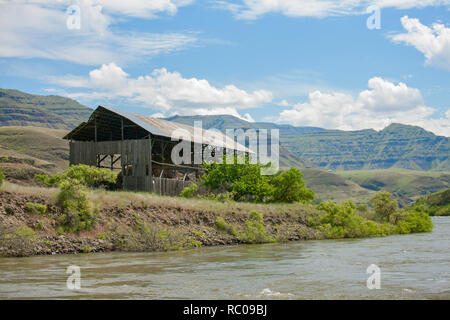 Barn beside the Snake River in Hells Canyon National Recreation Area, with one side of the river Idaho and the other side Washington or Oregon. Stock Photo