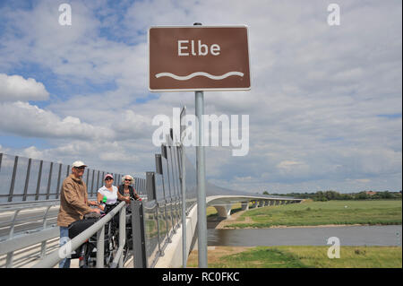 Elbebrücke Mühlberg, Stahlverbundbrücke, Mühlberg an der Elbe, Elberadweg, Landkreis Elbe-Elster, Brandenburg, Deutschland, Europa | Elbe Bridge Muehl Stock Photo