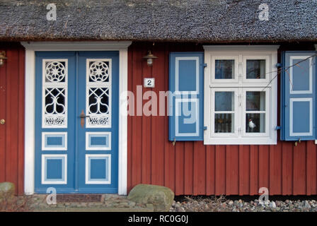 Tür und Fenster im alten Kapitänshaus, Born, Darss, Fischland-Darss-Zingst, Mecklenburg-Vorpommern, Deutschland, Europa | door and window in an old ca Stock Photo