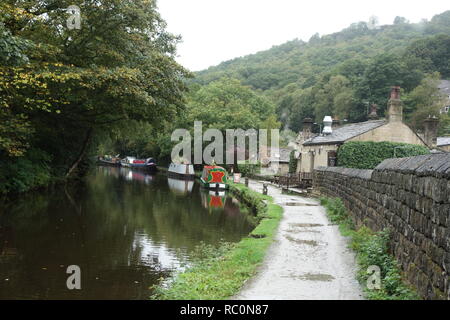 The canalside Stubbing Wharf canalside pub in Hebden Bridge, West Yorkshire, with moored narrowboats. Stock Photo