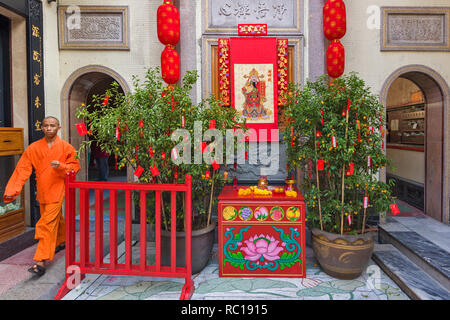 monk in Wat Mangkon Kamalawat temple during Chinese New Year Celebrations in Bangkok, Thailand Stock Photo