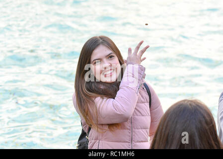 Foto Fabrizio Corradetti/LaPresse 13 gennaio 2019 Roma, Italia  Cronaca Fontana di Trevi Nella foto: Turista lancia una moneta nella fontana Stock Photo