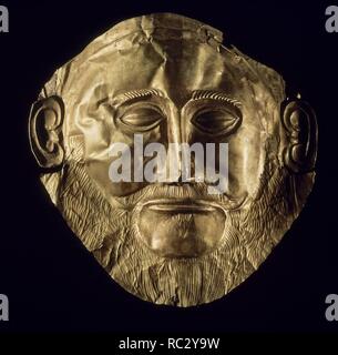 MASCARA FUNERARIA EN ORO DE AGAMENON - 1550 AC - 26,5x26. Location: MUSEO ARQUEOLOGICO-ORFEBRERIA. ATHENS. GREECE. Stock Photo