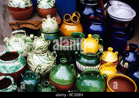 SPAIN - Baix Empordá (district) - Catalonia - GERONA. Baix Empordà: La Bisbal, town typical ceramics / pottery (Baix Empordà / Costa Brava) Stock Photo