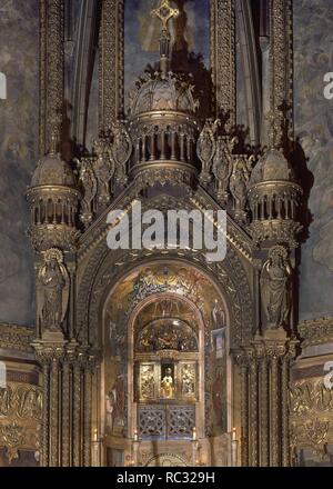 ALTAR MAYOR DE AL BASILICA DE MONTSERRAT CON LA FORNICULA- TEMPLETE QUE COBIJA EL TRONO DE PLATA DE LA VIRGEN DE MONTSERRAT EN ESTILO NEORROMANICO-194. Author: VILLAR FRANCISCO DE PAULA. Location: MONASTERIO DE MONTSERRAT. MONTSERRAT. Barcelona. SPAIN. Stock Photo