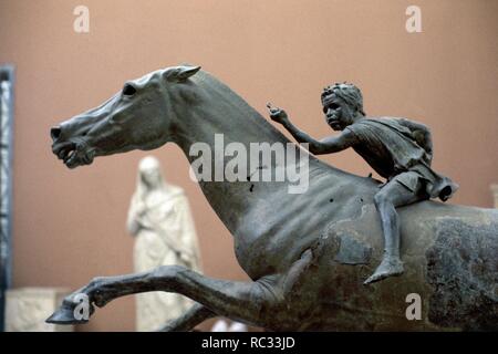 Estatua de Afrodita y Eros, Escultura Helenística, Museo☸️ Descubra o ...