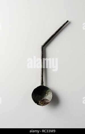 Bronze spoon (cochlear) ability of a centilitre used for eating shellfish seafood , snails and eggs with rod pointed bend. Length 9, 6 cm Width 2, 4 cm Thickness 0, 4 cm Weight 4, 9 gr ( 1 st - 3 rd CE ) - Roman period, from the archaeological site of Complutum in Alcalá de Henares ( Madrid ). SPAIN. Stock Photo