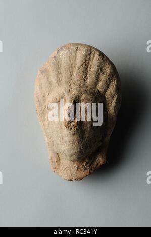 Head female of terracotta figurine with roman hairstyle. Height 6,6 cm Width 4 cm (1 st - 3 rd CE ) - Roman period, from ' House of Griffins '- Archaeological site of Complutum in Alcalá de Henares ( Madrid ). SPAIN. Stock Photo